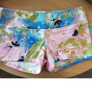Fleo Swallow Booty Shorts - Large